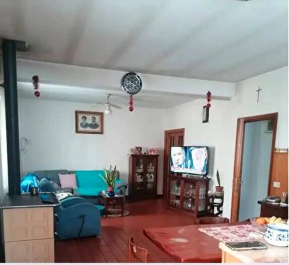 Casa con 6 locali in vendita in Piazza Trasimeno, Bettona