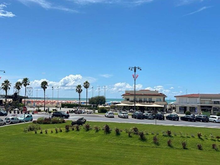 Appartamento bilocale in affitto in Piazza Giuseppe Mazzini, Lungomare, Viareggio