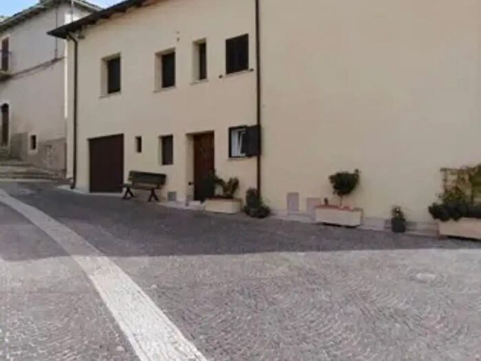 Appartamento quadrilocale in vendita in Via Poggio Picenze, Barisciano