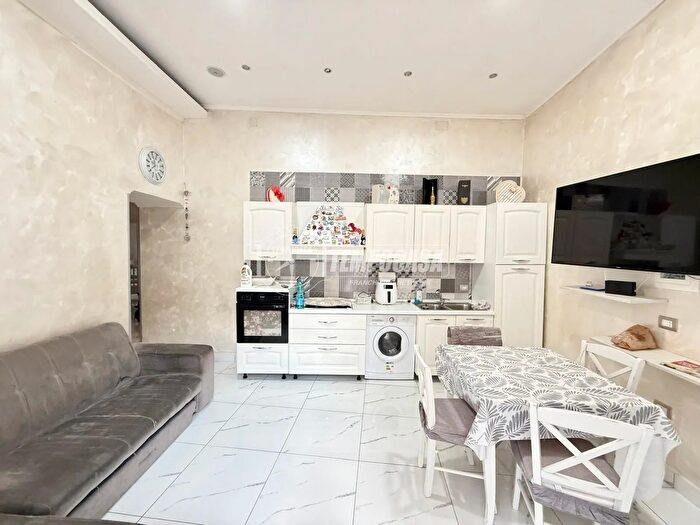 Appartamento trilocale in vendita in Napoli