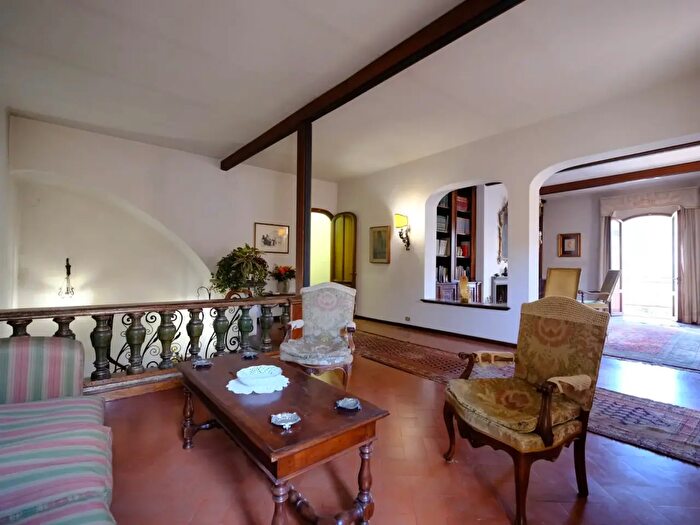 Casa con 8 locali in vendita in Via Garibaldi, Campi Bisenzio