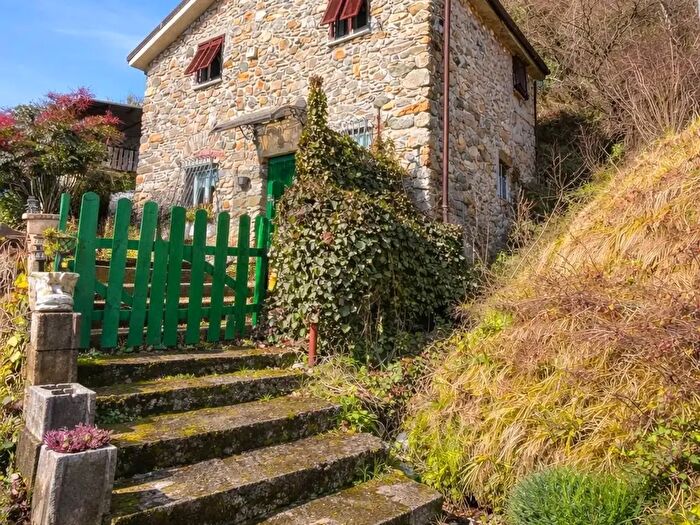 Casa trilocale in vendita in Via Ferriere Snc, Carrodano
