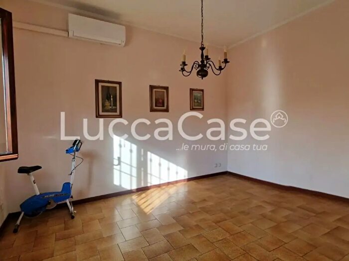 Casa quadrilocale in vendita in Lucca