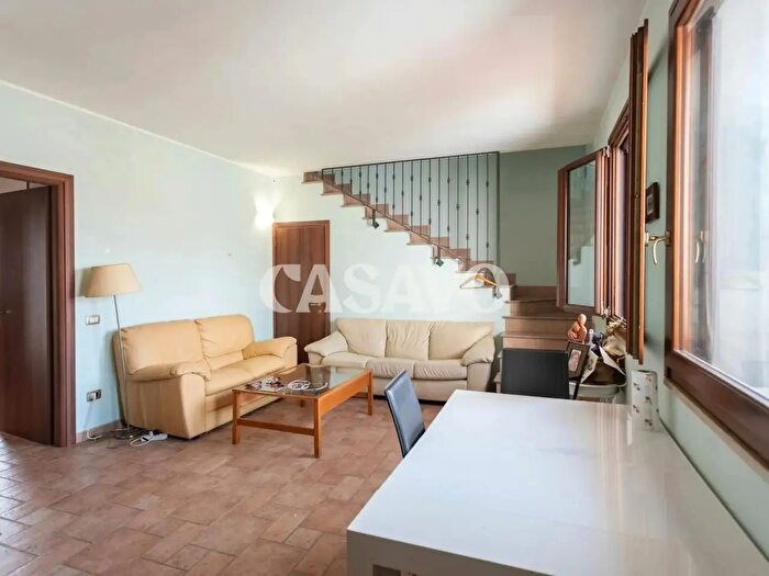 Appartamento con 6 locali in vendita in Via Molise, Lecce