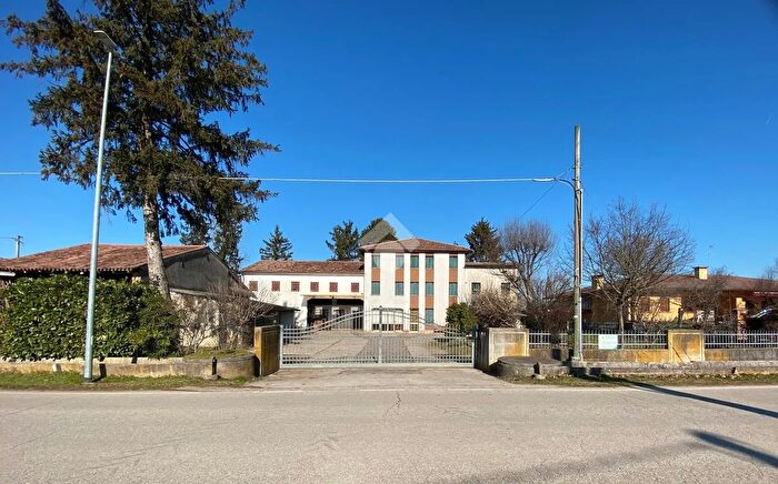 Casa con 10 locali in vendita in Via Postumia, Castello Di Godego