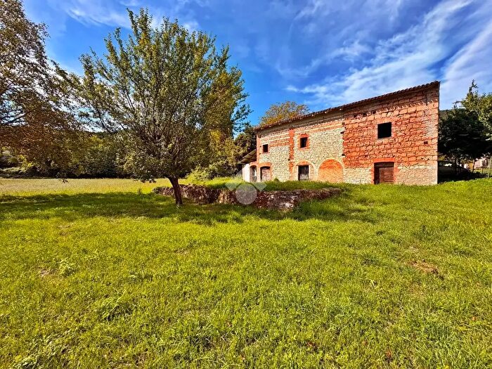 Casa con 8 locali in vendita in Frazione Campodiegoli, Fabriano