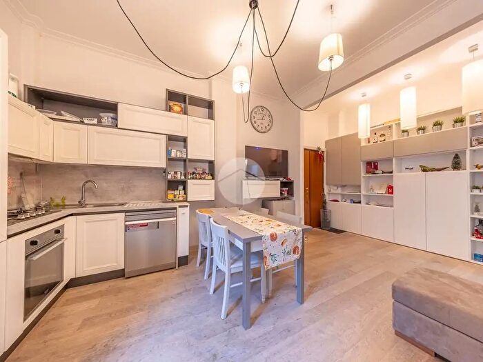 Appartamento trilocale in vendita in Via Pomezia, Roma