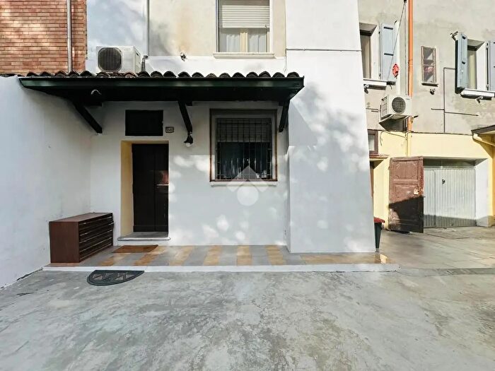 Casa con 5 locali in vendita in Viale Dante Alighieri, Castelnovo Di Sotto