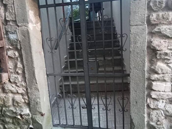 Casa con 5 locali in affitto in Comano, Centro