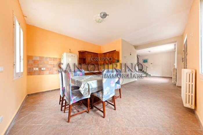 Casa trilocale in vendita in Via Valli, Mirandola