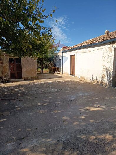 Casa trilocale in vendita in Contrada Renelle, Caltagirone