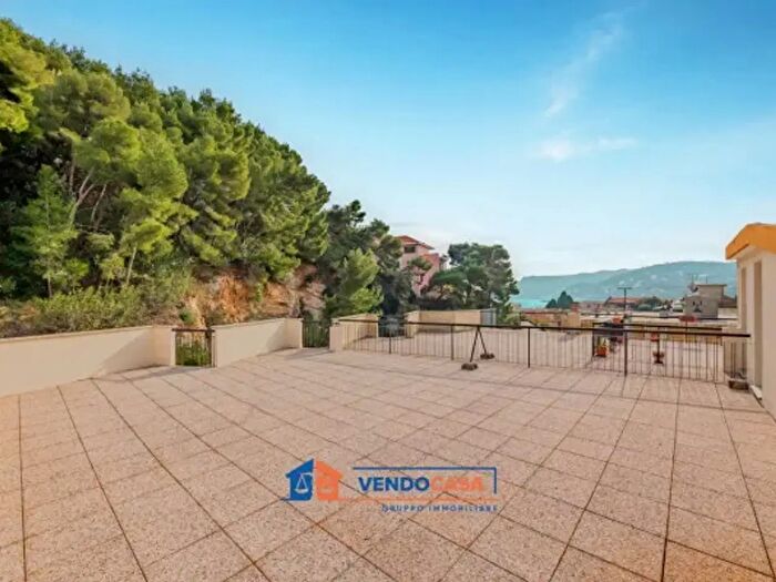 Appartamento trilocale in vendita in Via Laiolo, Spotorno