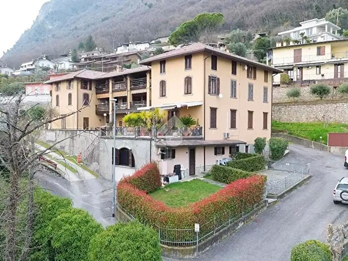 Appartamento trilocale in vendita in Via Clogna, Predore