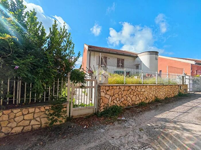 Casa con 11 locali in vendita in Via Oglio, Guidonia Montecelio