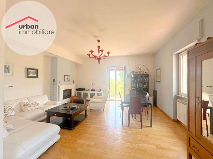 Appartamento con 5 locali in affitto in Via Francesco Paolo Tosti, Collebrincioni Assergi, L'Aquila