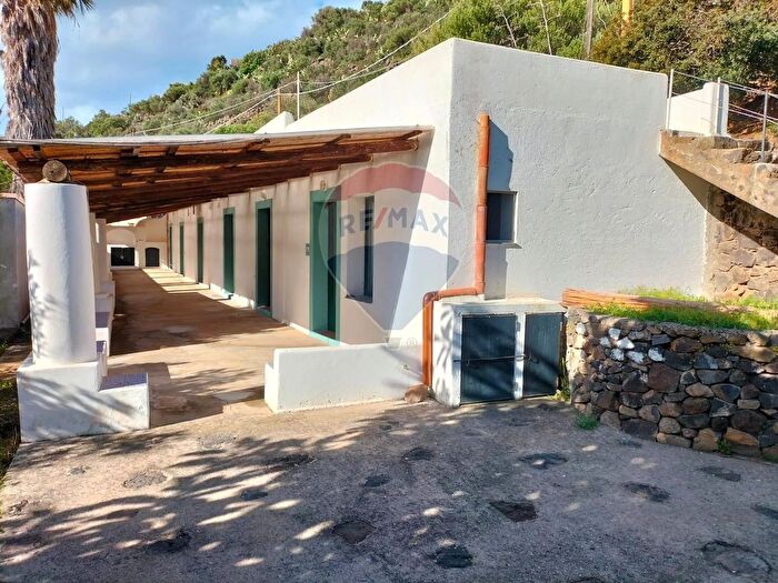 Casa con 6 locali in vendita in Strada Comunale Liscio Snc, Lipari