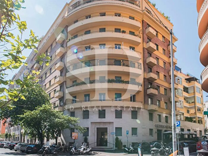 Appartamento con 6 locali in affitto in Roma