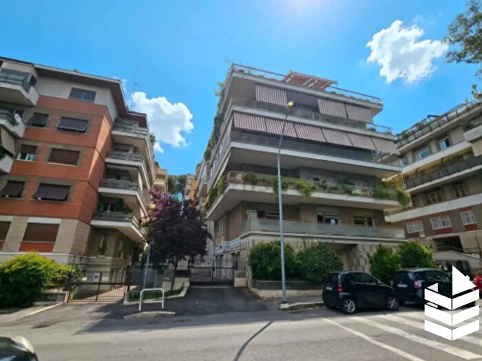 Appartamento con 6 locali in vendita in Via San Godenzo, Roma