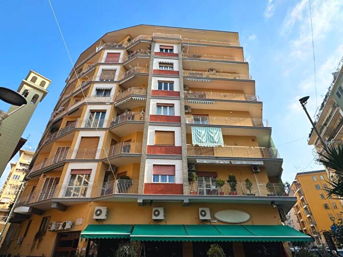 Appartamento con 5 locali in affitto in Via Eduardo Suarez, Arenella, Napoli