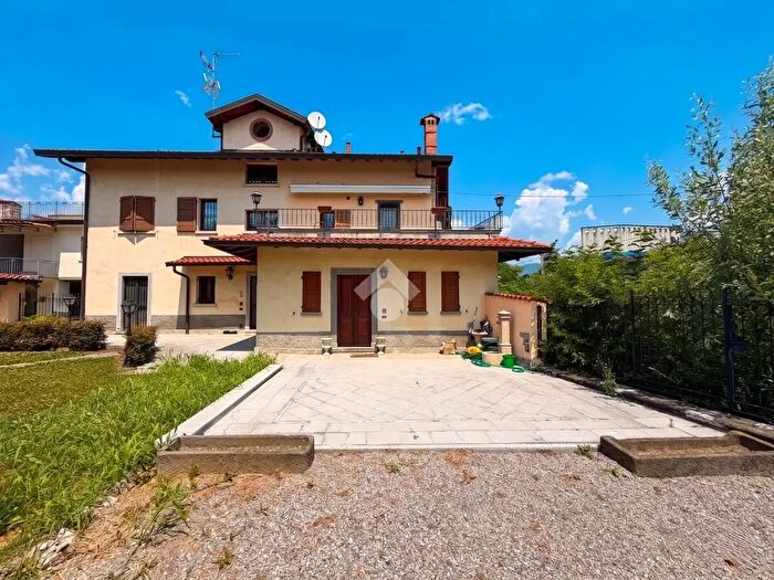 Casa con 8 locali in vendita in Via Cesare Battisti, Paladina