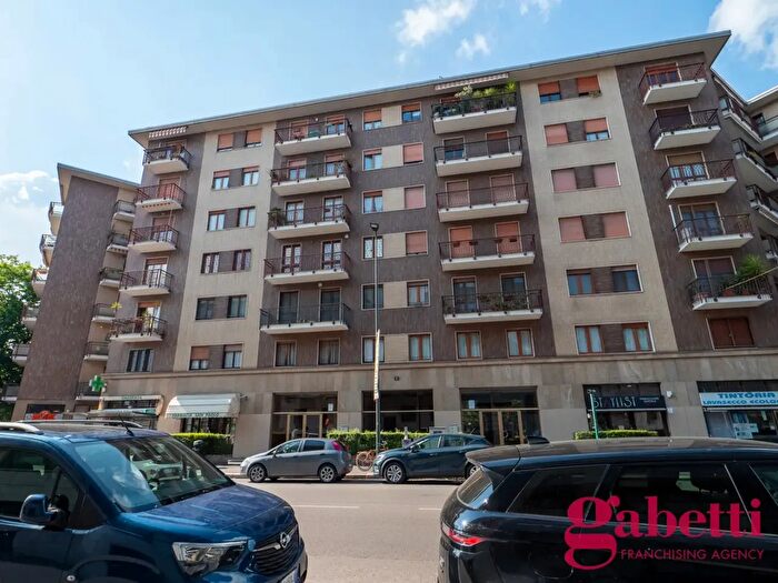 Appartamento trilocale in vendita in Via Pordenone, Milano