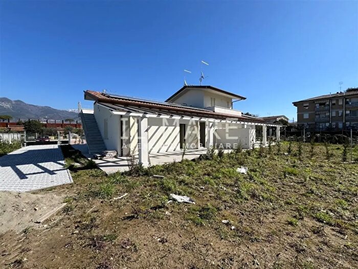 Casa con 5 locali in vendita in Massa