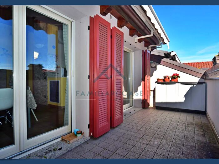 Appartamento trilocale in vendita in Piazza Santi Cosma E Damiano, Gazzada Schianno