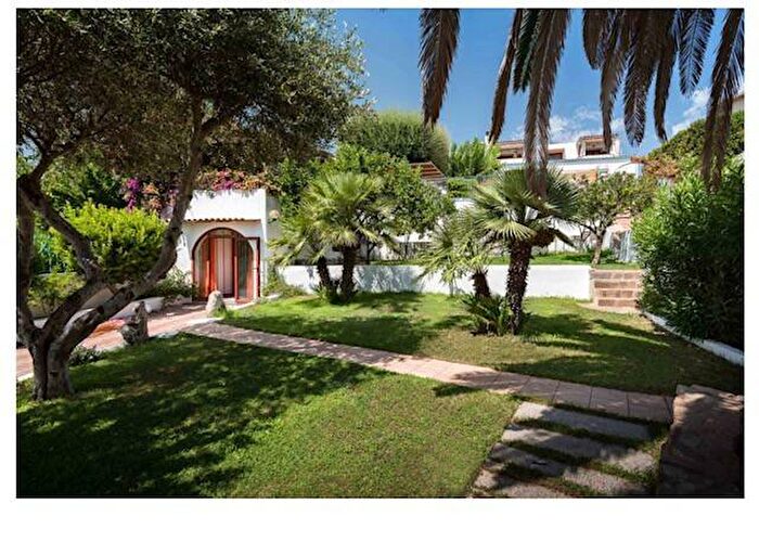 Casa con 6 locali in affitto in Via degli Etesi, Pittulongu, Olbia