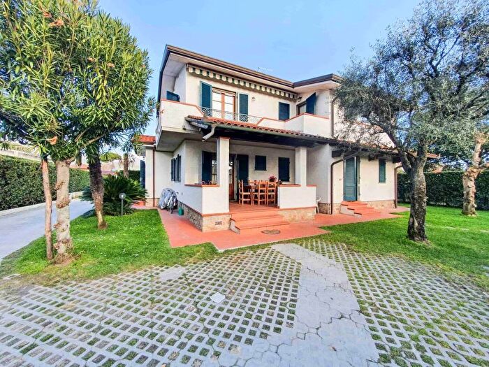 Casa con 5 locali in affitto in Via Quartieri L, Centro, Forte dei Marmi