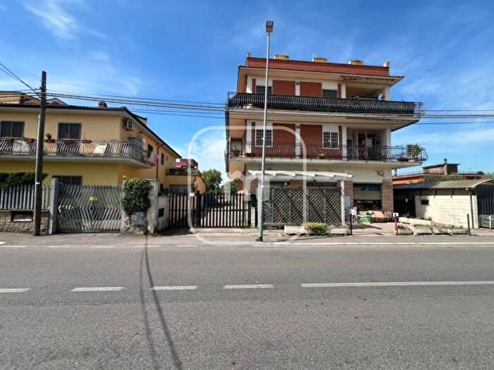 Appartamento trilocale in vendita in Via SantElpidio a Mare, Roma
