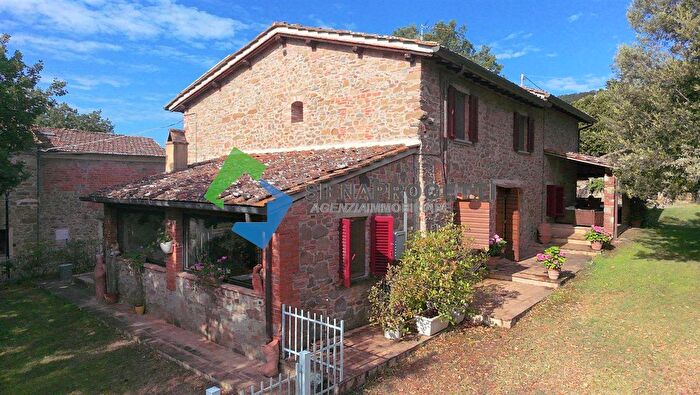 Casa con 10 locali in vendita in Strada Comunale di Pietraviva, Bucine
