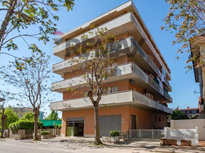 Appartamento con 7 locali in vendita in Francavilla Al Mare