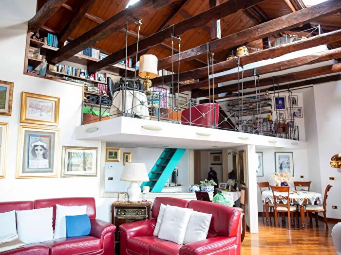 Appartamento con 5 locali in vendita in Via Santa Maria di Mezzogiorno, Catanzaro