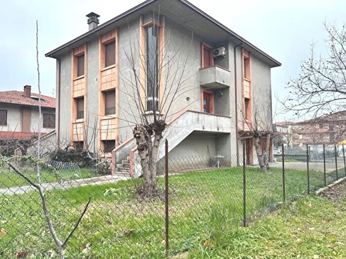 Casa con 10 locali in vendita in Via Giuseppe Galluzzi, Cortemaggiore