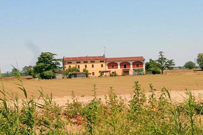 Casa con 10 locali in vendita in Strada Comunale Santa Maria del Tempio, Frassineto Po