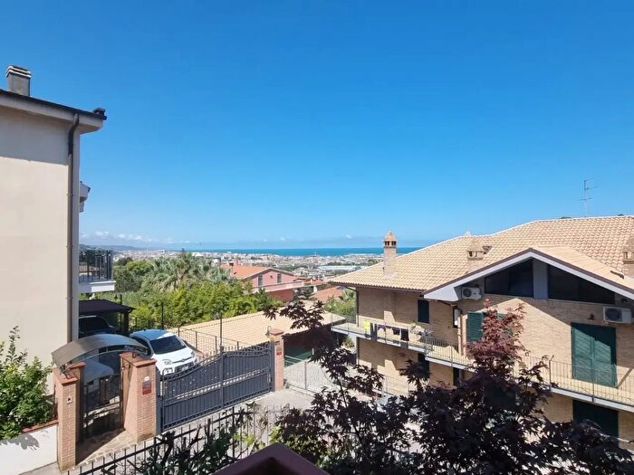 Appartamento con 6 locali in vendita in Via Lago di Martignano, Pescara