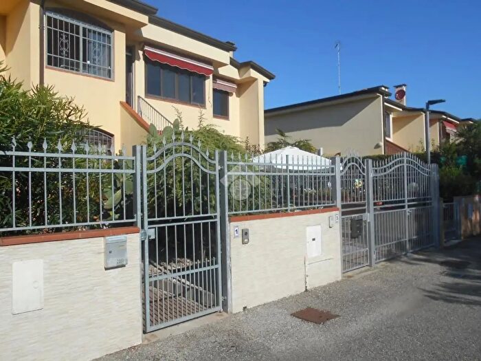 Appartamento trilocale in vendita in Via Azalea, Comacchio