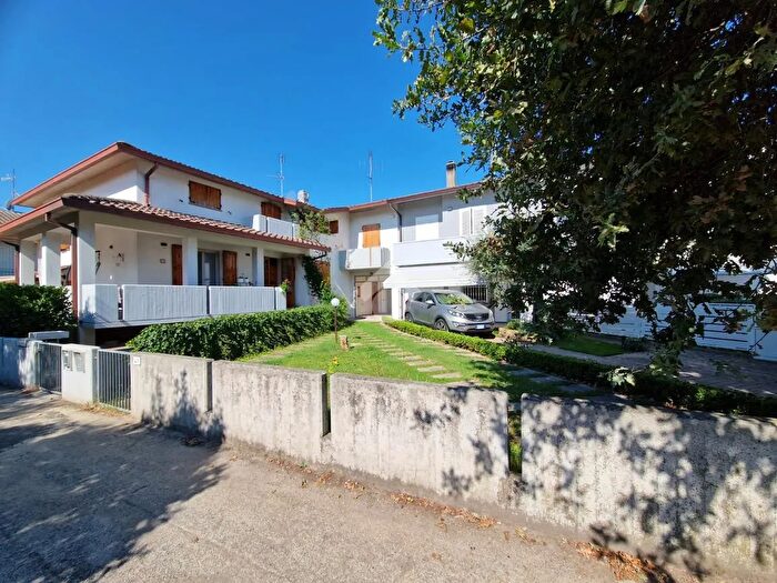 Casa con 11 locali in vendita in Via Fano, Ravenna