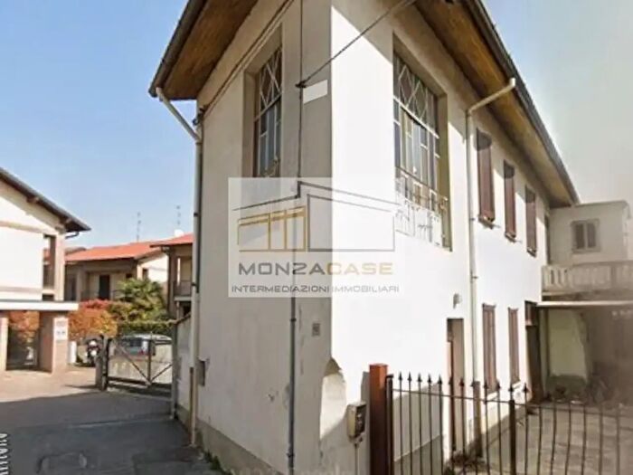 Casa quadrilocale in vendita in Via Adamello, Carate Brianza
