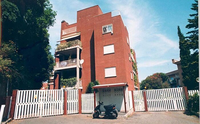 Appartamento trilocale in vendita in Via Misurina, Roma