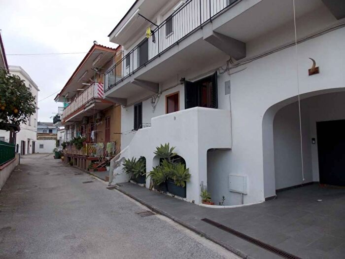 Appartamento trilocale in affitto in Via Piscina Mirabile, Centro, Bacoli