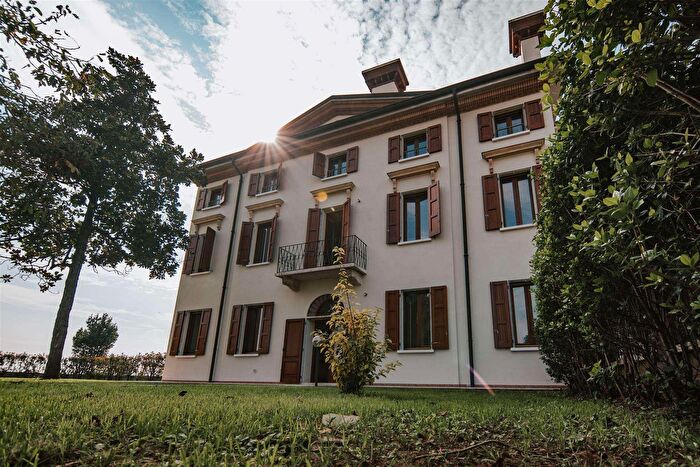 Appartamento trilocale in vendita in Via Parenza Alta, Borgo Virgilio