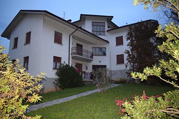 Appartamento trilocale in vendita in Via Novembre, Locatello