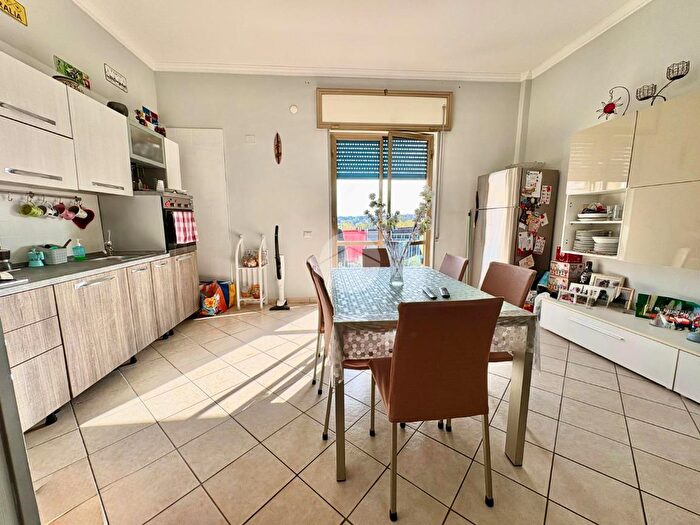 Appartamento trilocale in vendita in Via Vincenzo Janfolla, Napoli