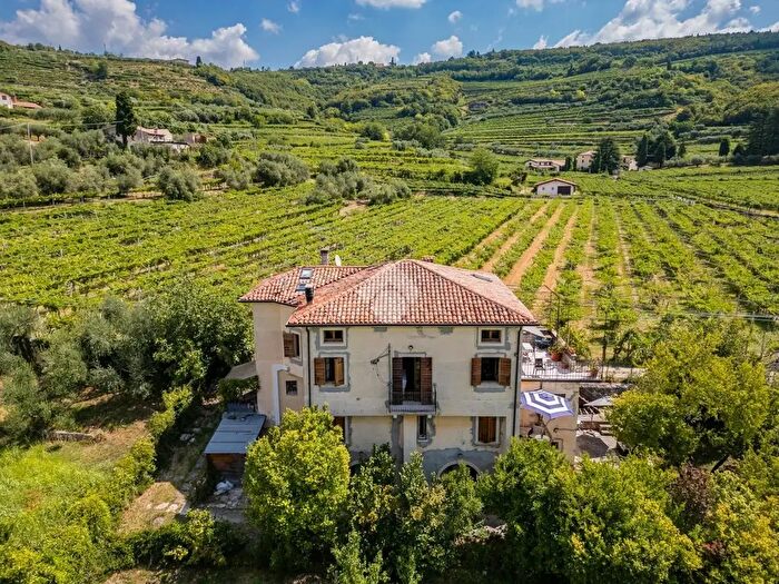 Casa con 10 locali in vendita in Fumane