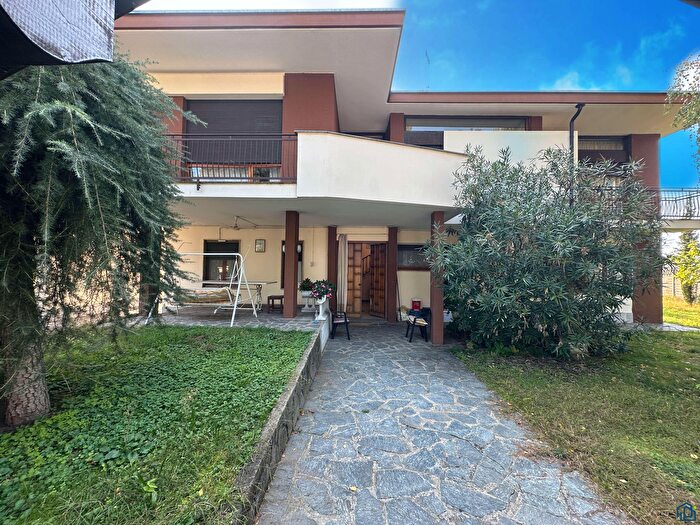 Casa con 12 locali in vendita in Via Claudio Treves, Castano Primo