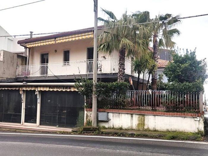 Appartamento trilocale in affitto in Via Novembre, Centro, Zafferana Etnea
