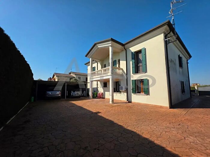 Casa con 12 locali in vendita in Via Ariel Ben Gurion, Pincara