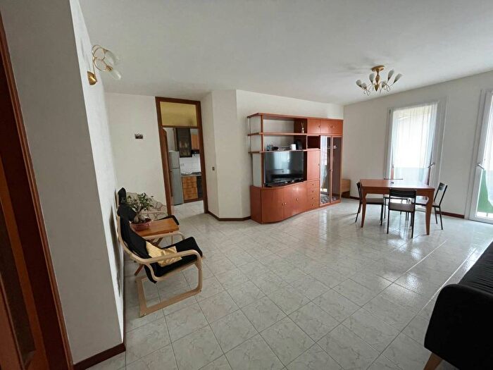 Appartamento quadrilocale in affitto in Piazza Vittorio Veneto, Centro, Costabissara