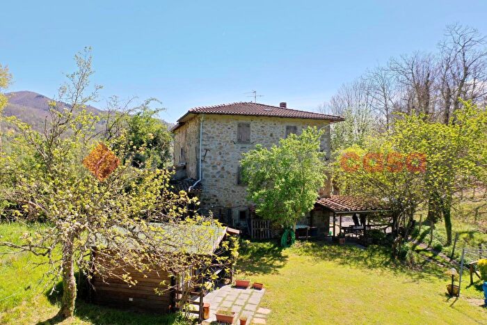 Casa quadrilocale in vendita in Loc Comunale, Villa Collemandina